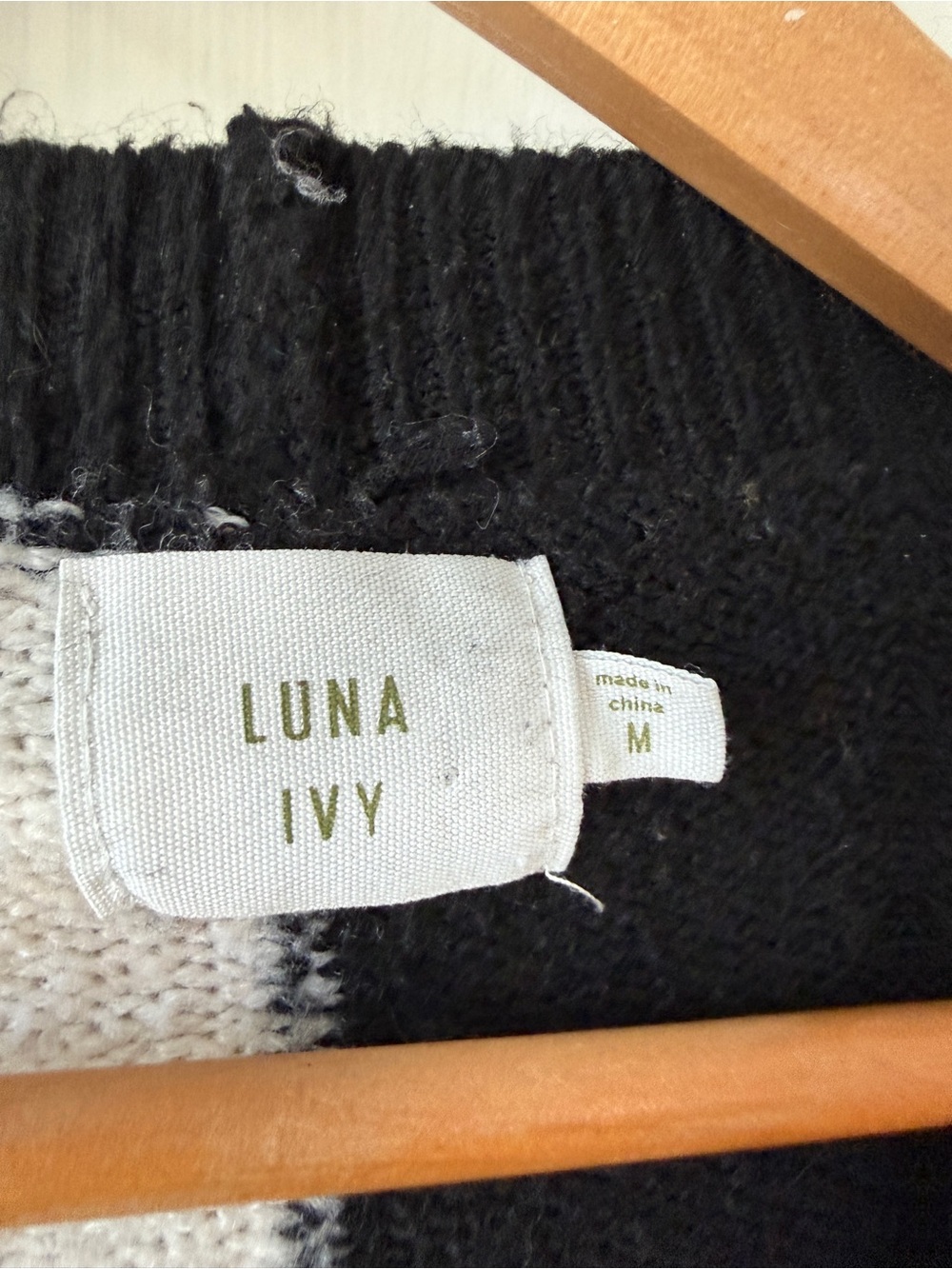 Modern Black and Cream Colorblock V-Neck Cardigan LUNA IVY size medium - Picture 6 of 10